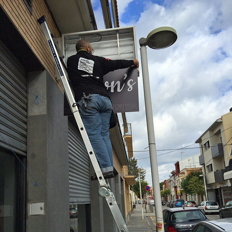 Instalación Banderolas Barcelona